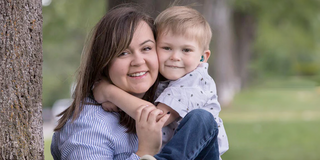 Photo of Aeson Moen with his mom, Ana